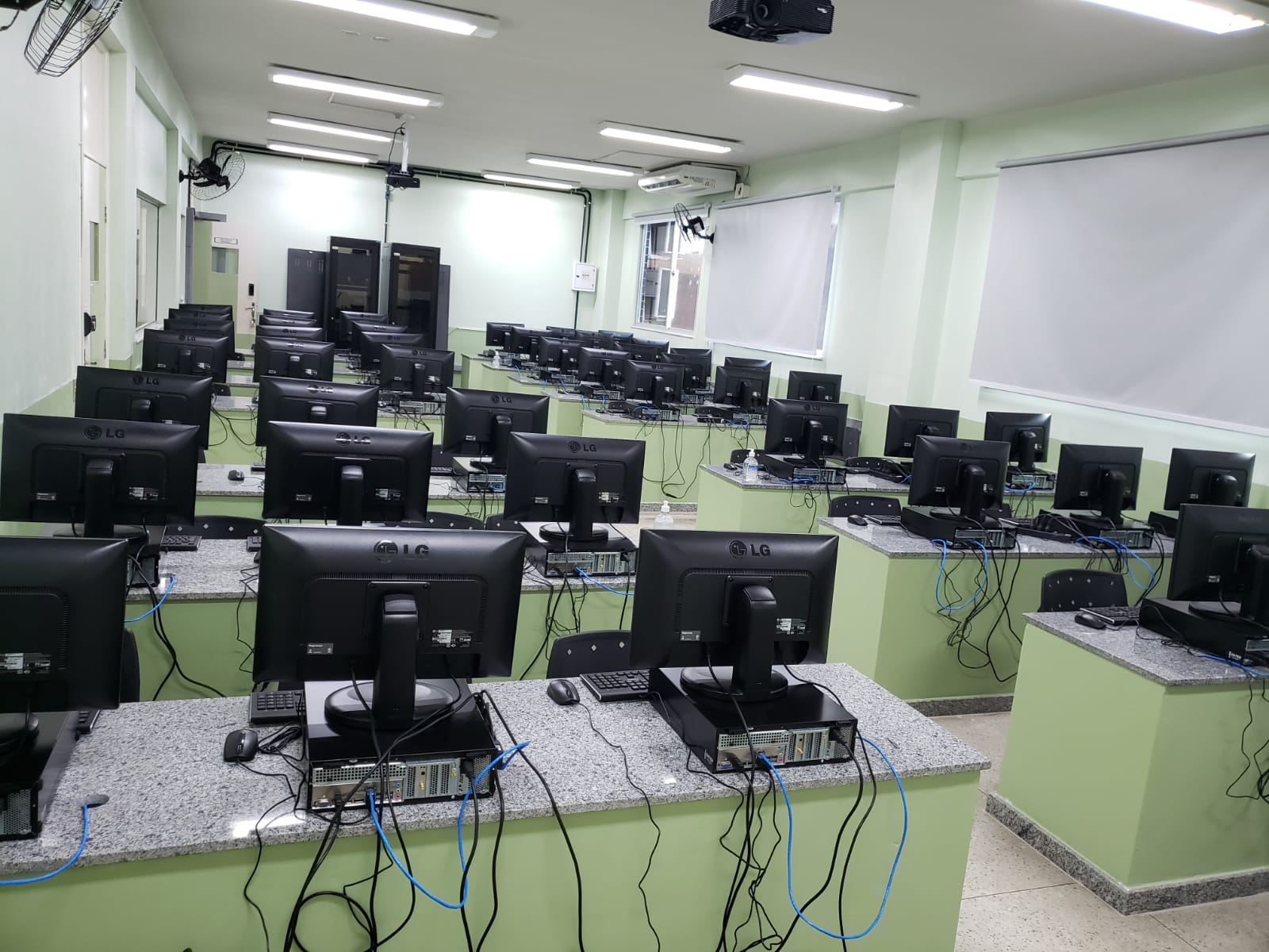 Mesas de alvenaria laboratório informática - Campus Quissamã - contrato 08/2020 DGCQ