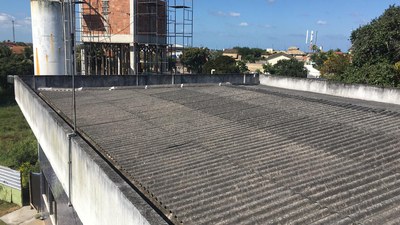 Reparo do telhado do prédio das salas de aula e construção de beiral para o auditório do Campus Quissamã.