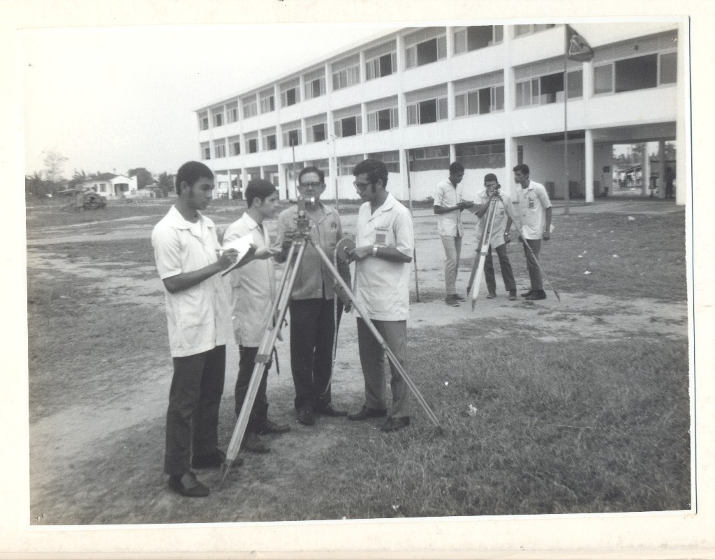 Primeiras aulas na sede de Campos - aula com teodolito - 1968