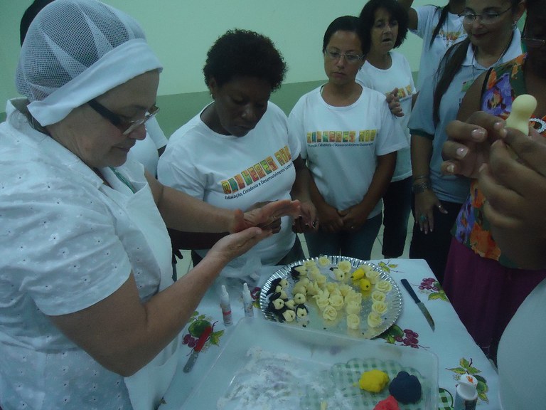 Foto 4 -  Alunas participando de aula no Laboratório do campus Bom Jesus.