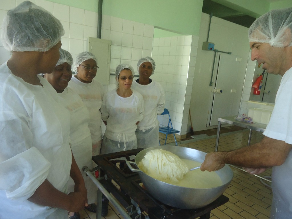 Foto 2 – Aula Prática com orientados na Agroindústria do campus Bom Jesus.