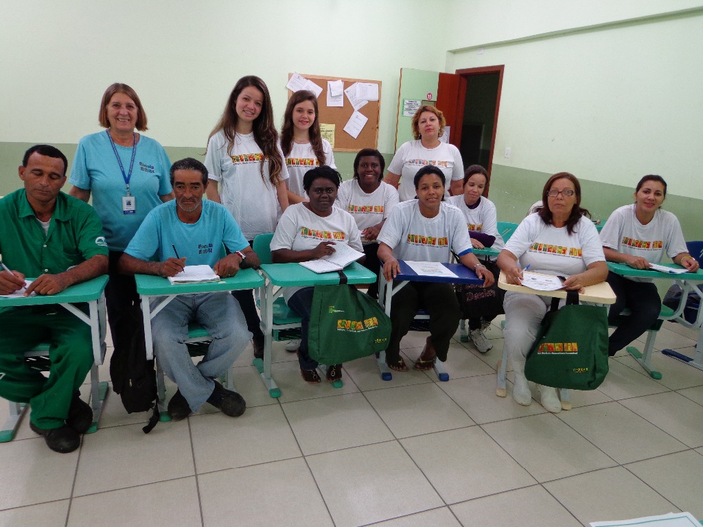 Foto 1 – Alunos do Programa Mulheres Mil sendo alfabetizados.