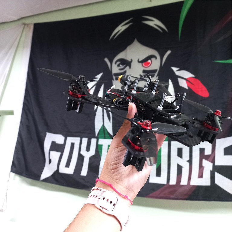 1º drone de corrida fabricado por equipe é testado em evento de robótica