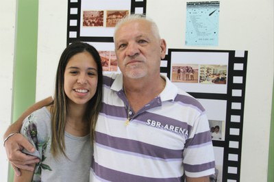 Ex-aluno relembra tempos de escola com a filha, bolsista do projeto Jovens Talentos do Campus Bom Jesus.