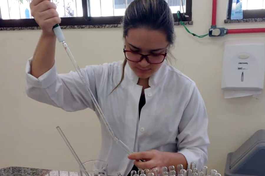 Aluna desenvolveu atividades no laboratório de Microbiologia de Alimentos e Água