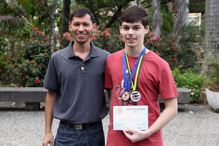 O coordenador da Olimpíada no Campus Bom Jesus prestigiou o estudante na cerimônia de premiação