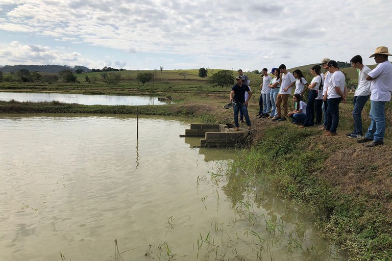 Alunos de Agropecuária visitam Piscicultura Sol Nascente