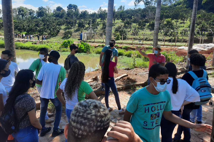 Alunos de Agropecuária visitam IFF Bom Jesus pela primeira vez