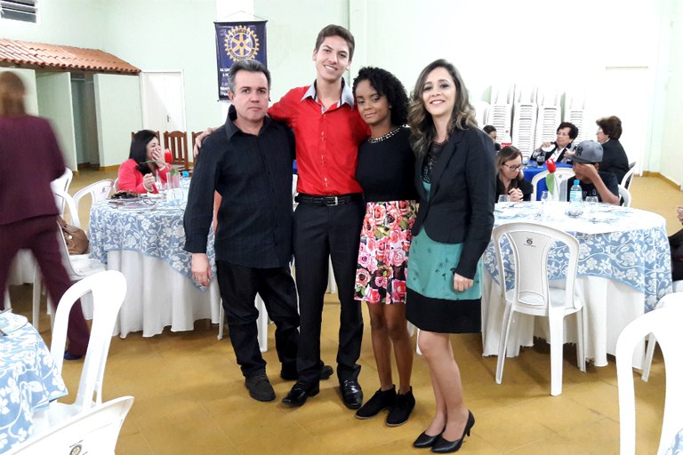 Os professores Sebastião Zanon e Maria Otília, com os alunos permiados