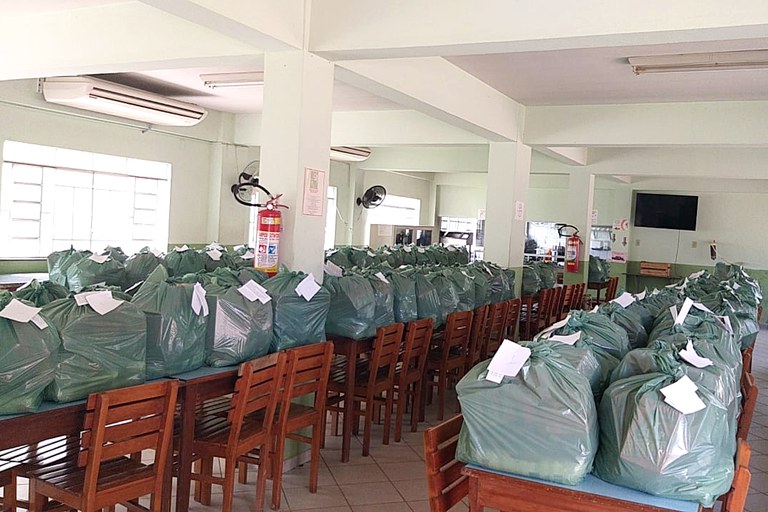 Alunos do IFF Bom Jesus recebem últimos kits de gêneros alimentícios do ano