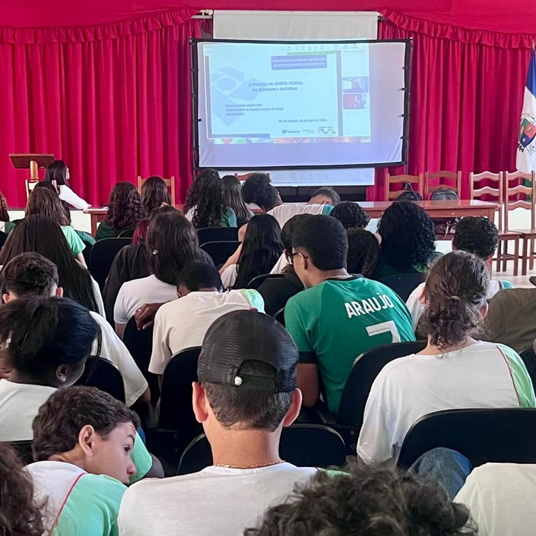 Auditores ministram palestra sobre a Receita Federal do Brasil no IFF Bom Jesus