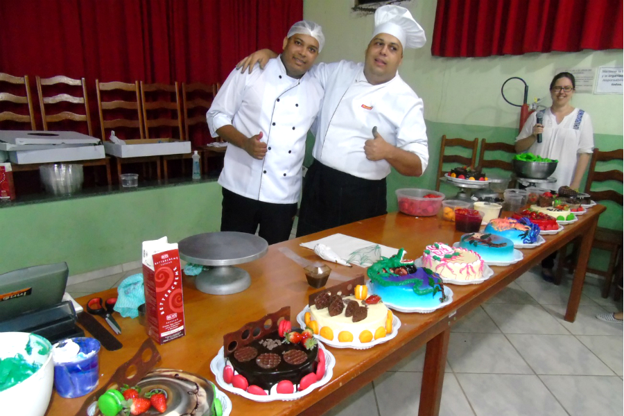 Os chefs confeiteiros Maykon Andrade, Roosevaldo Nogueira e suas criações