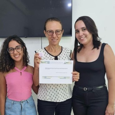 As estudantes Vitória e Joana entregaram os certificados às concluintes.