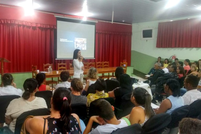 Psicóloga Viviane Lopes ministrou palestra