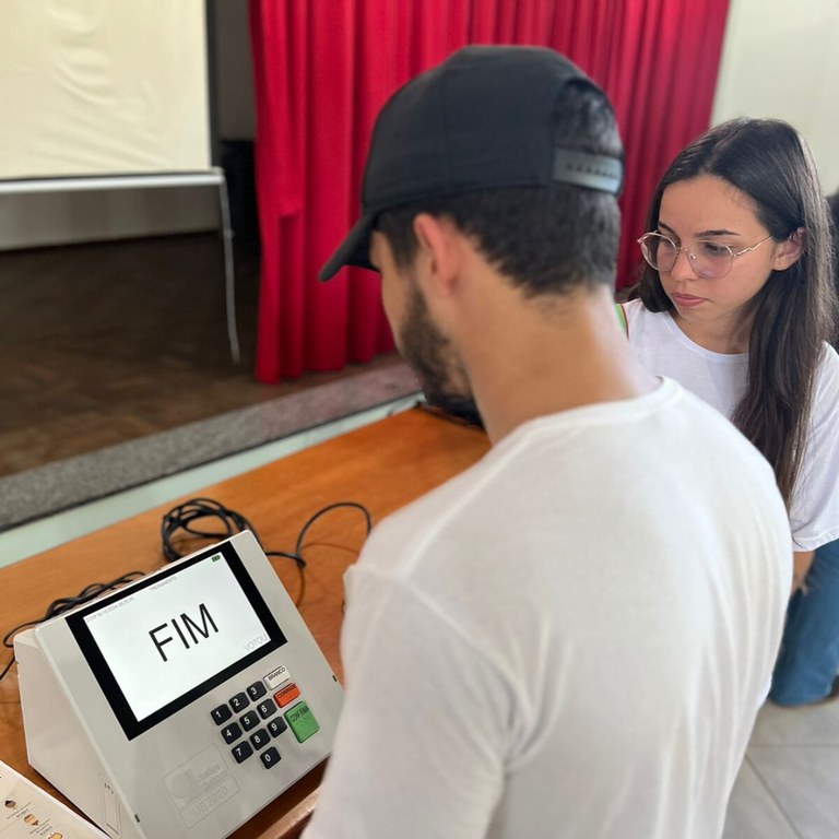 Estudantes usaram urna eletrônica em eleição simulada