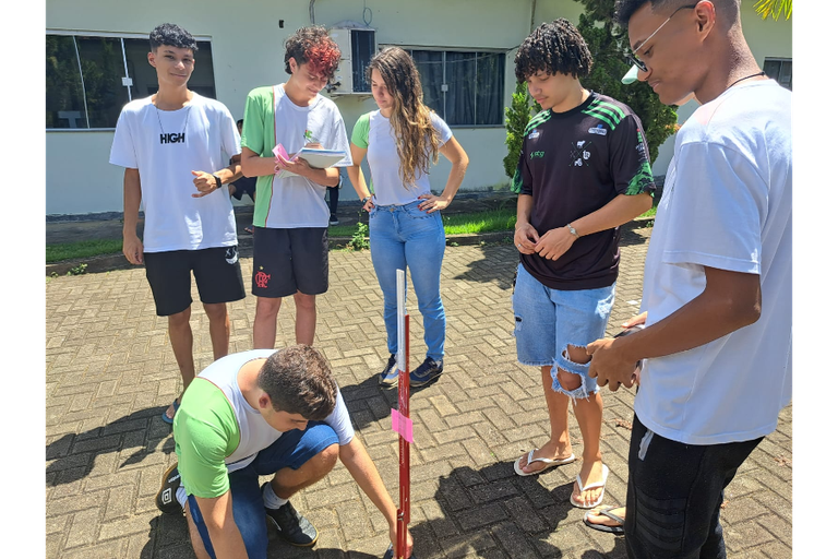 Estudantes participam do experimento Erastóstenesa