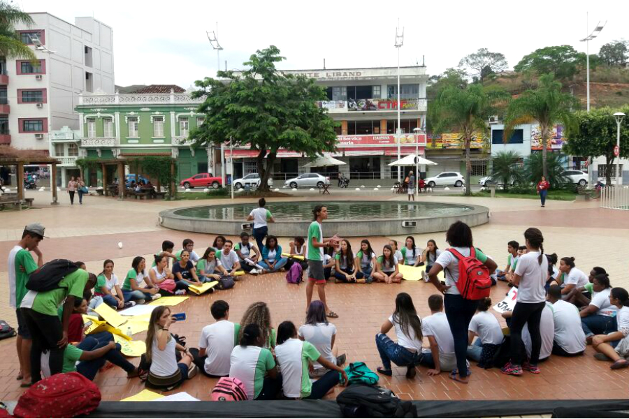 Alunos se reuniram na Praça Governador Portela