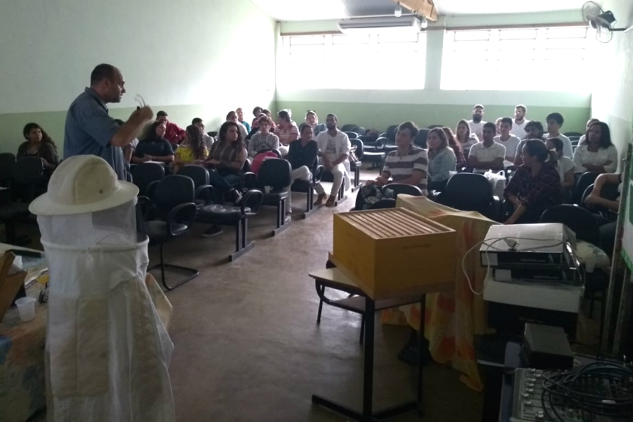 Curso de Boas práticas na colheita e beneficiamento de mel