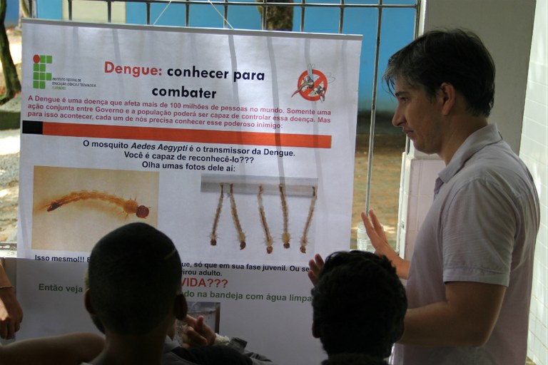 Em cartazes, os alunos viram as fases de desenvolvimento do mosquito