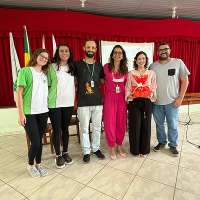 Equipe do projeto Educa Saúde IFF, a doutora Paula Ávila e o diretor-geral, Leandro Pereira.