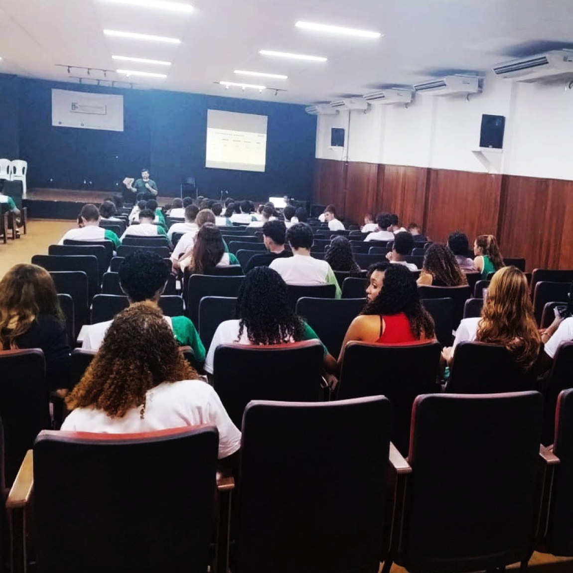 Campus Cabo Frio realiza reunião com estudantes sobre o programa pé-de-meia
