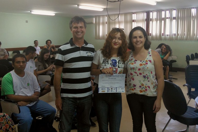 A aluna recebeu a medalha do Diretor de Ensino, Renato Cerqueira, e a coordenadora do curso, Evelyn Barbosa.