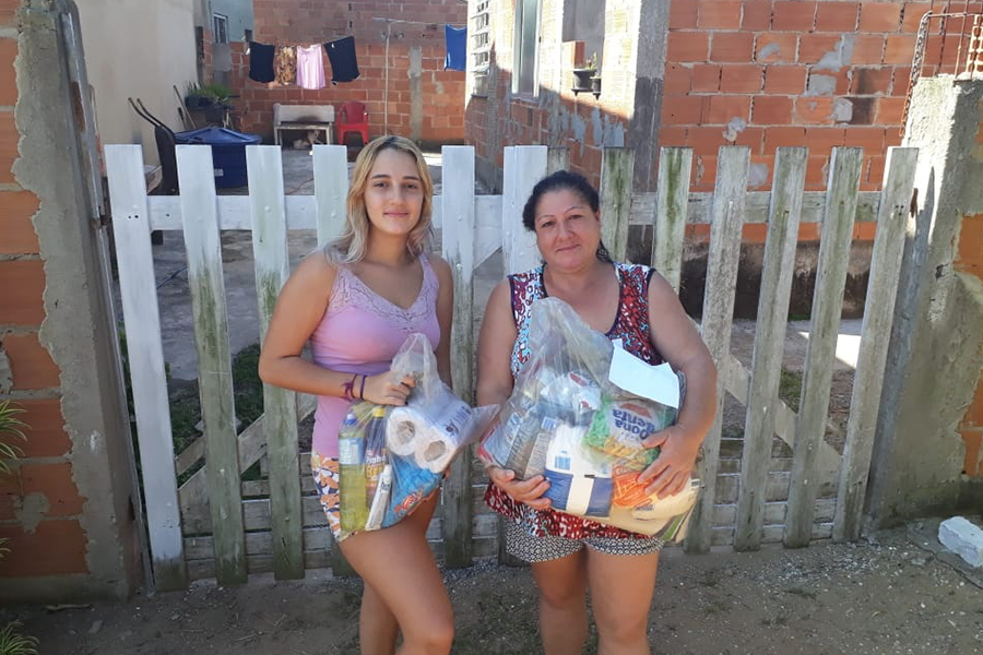 Estudante recebe, em casa, a cesta de alimentos