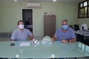 O diretor Victor Saraiva entrega os protetores faciais ao representante do município de Armação dos Búzios, Carlos Roballo