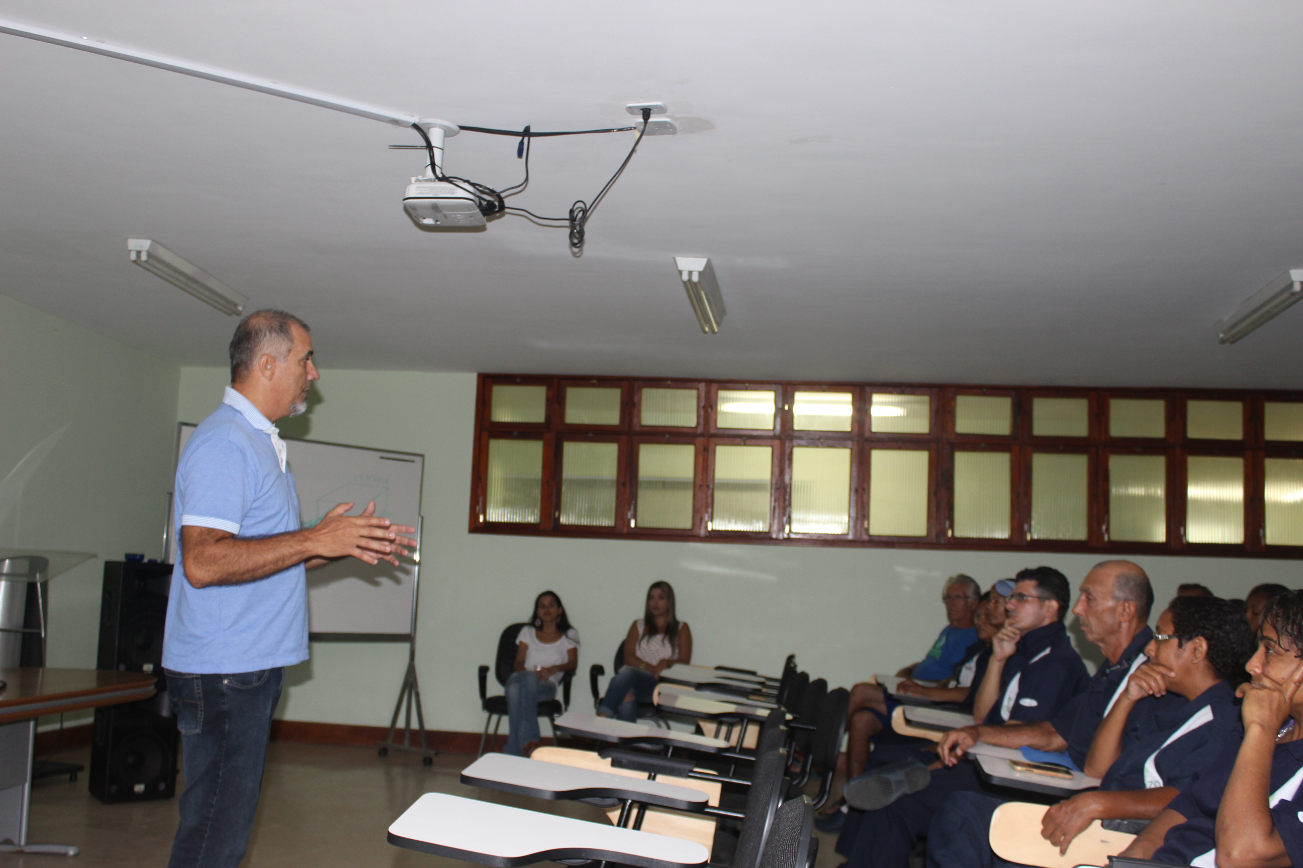 O professor Ocimar orienta sobre a prevenção ao mosquito