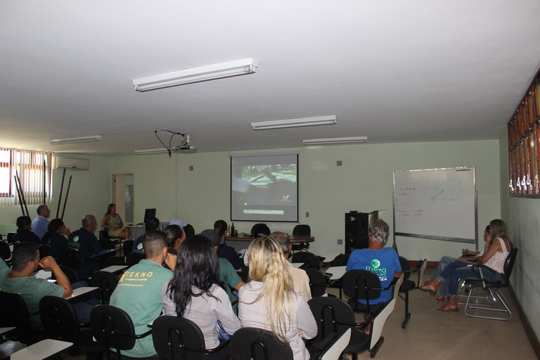 Vídeos foram exibidos durante a palestra apresentando as formas de combate a proliferação das larvas do mosquito