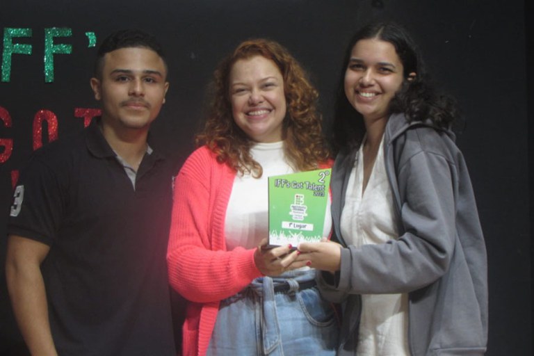 Os campeões do festival, Christina e Luis, com a professora Paula