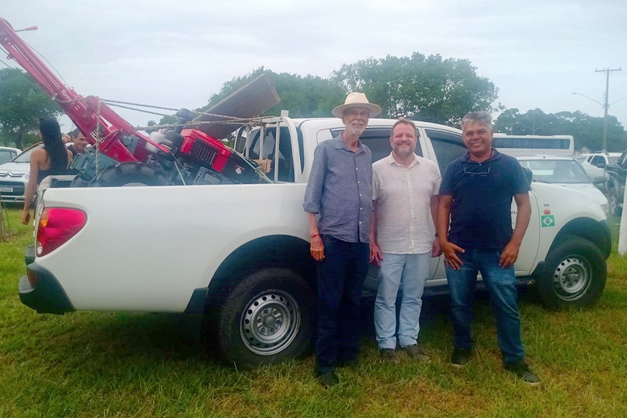 Os diretores Victor Saraiva e Joilton Mendes com o prefeito de Cabo Frio, José Bonifácio