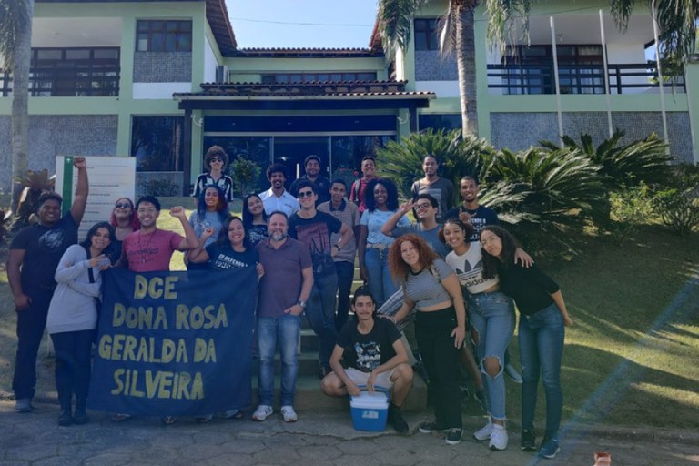 Estudantes membros do DCE Dona Rosa Geralda comemoraram a conquista