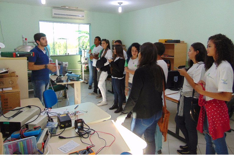 Alunos de Cambuci visitam Polo de Inovação Campos dos Goytacazes.jpg