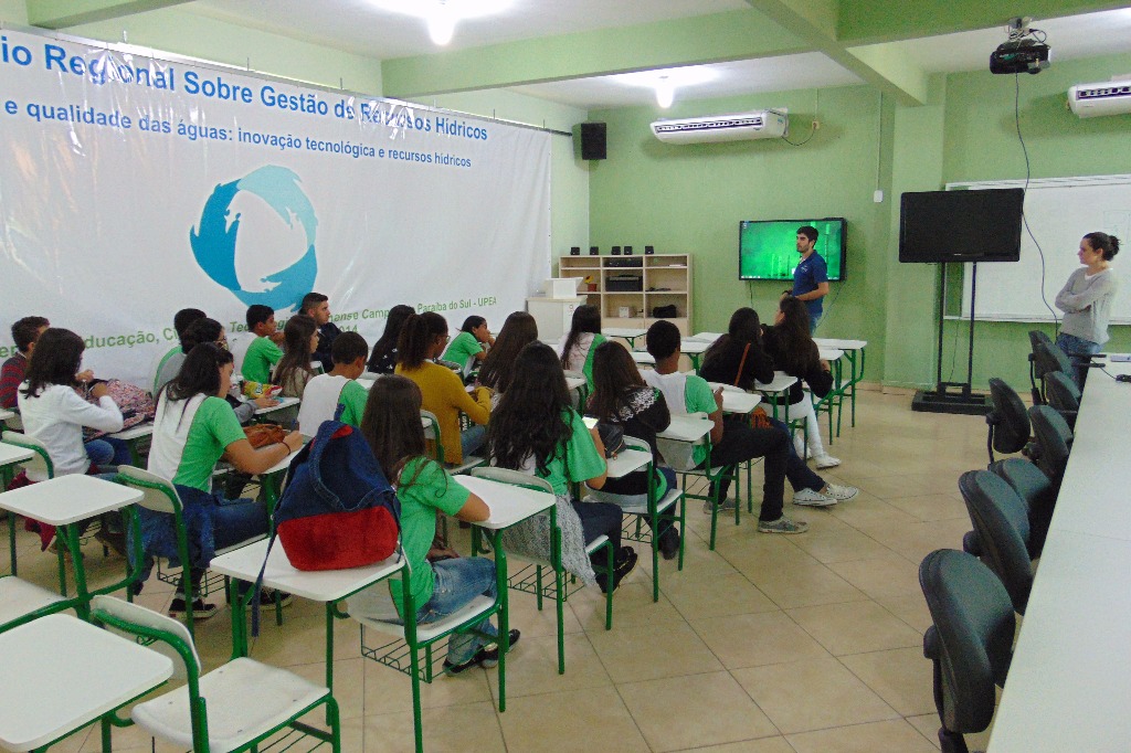 Alunos de Cambuci visitam Polo de Inovação.jpg