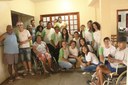 Estudantes entregam doação no Lar dos Pobres Luiz Machado 