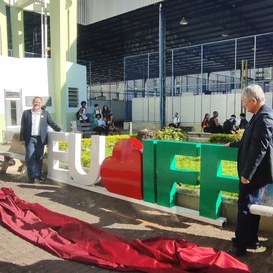 Os professores Victor Saraiva e Carlos Boynard entregam um novo espaço do campus.