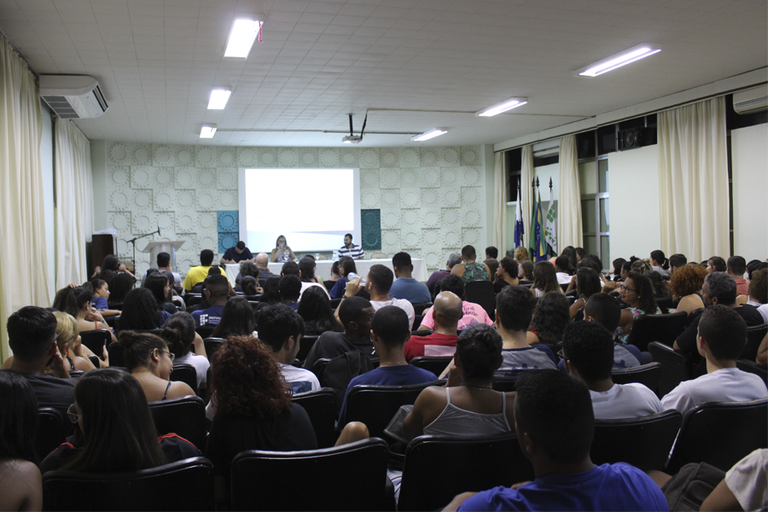 Alunos e professores debatem sobre "Estado, política e o cenário atual para a educação no Brasil: desafios e enfrentamentos"