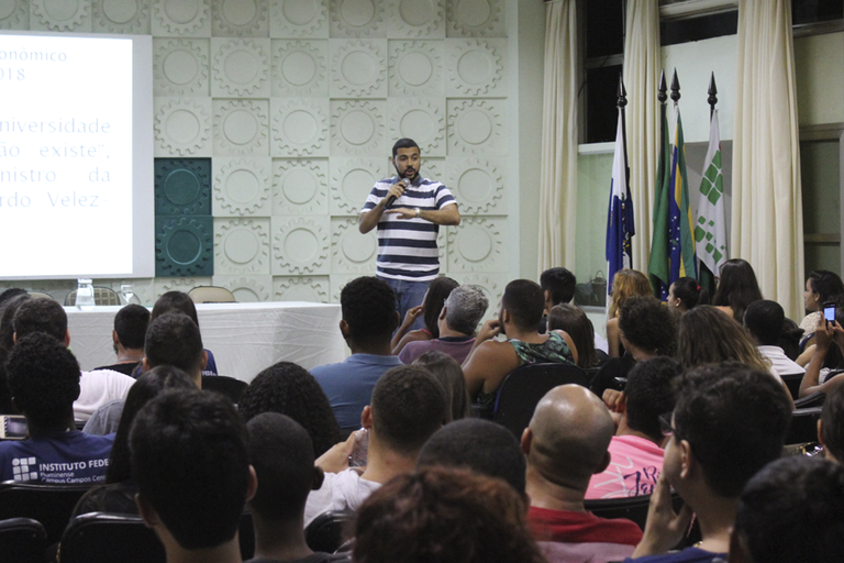 Alunos e professores debatem sobre "Estado, política e o cenário atual para a educação no Brasil: desafios e enfrentamentos"