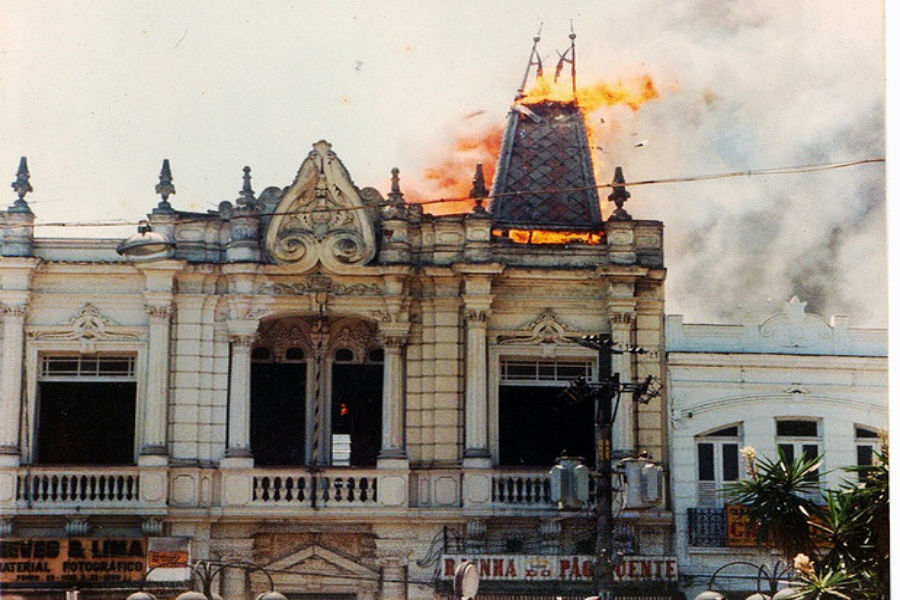 Em novembro de 1990, o prédio foi atingido por incêndio.