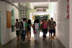 Estudantes seguem para salas de aula (Fotos: Álvaro Azeredo/bolsista de Design) 