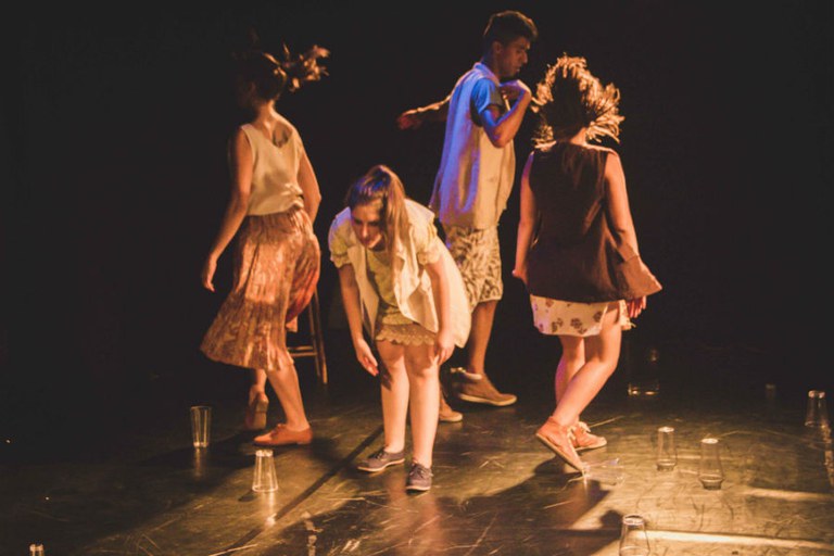 Cena do espetáculo Fluxidades da Cia de Dança Ekilíbrio2