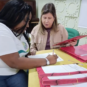 Formanda recebe o certificado emitido pelo Registro Acadêmico (Foto: Diomarcelo Pessanha/Ascom).