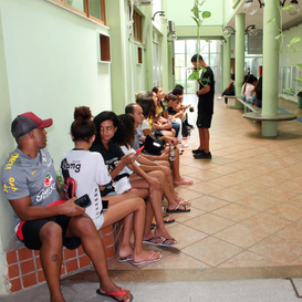 Pais e filhos aguardam a vez para a matrícula (Foto: Antonio Barros/Ascom).