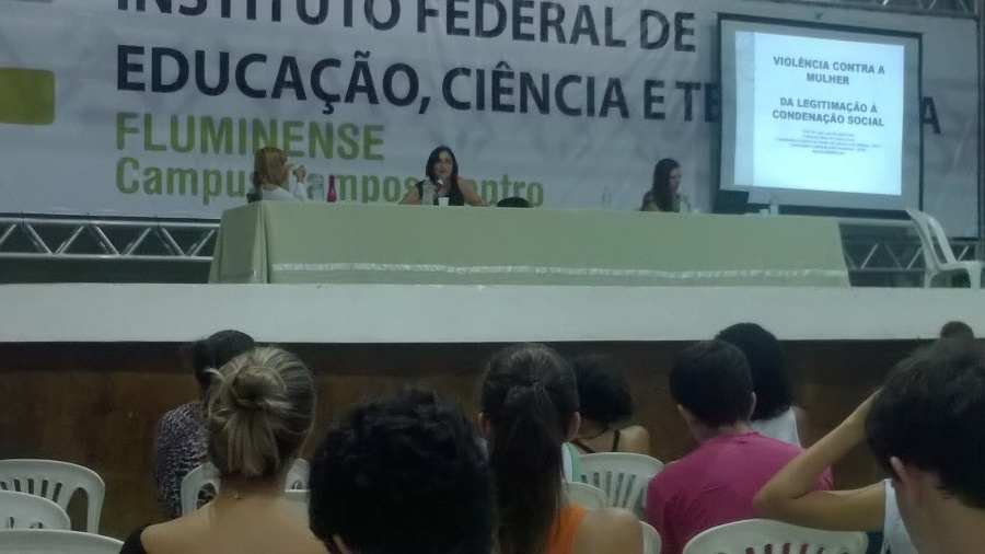 A professora pesquisadora Lana Lage fala sobre violência contra a mulher. 