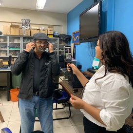 O professor Eliseu Vailant responde a perguntas dos avaliadores.