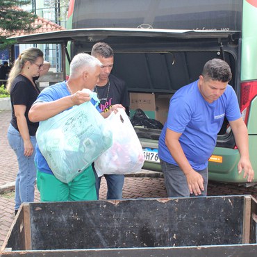 Servidores carregam micro-ônibus do IFF Campos Centro com doações para a população atingida pelas enchentes em Mimoso do Sul.Fotos: Vitor Carletti