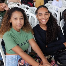 As novas alunos do médio técnico Mayara Amaral (blusa verde) e Kaylane Joaquim (Foto: Antonio Barros/Ascom).