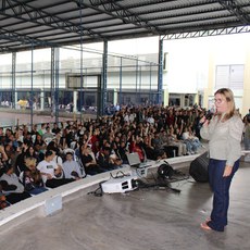 A professora Fabiola de Amerio Ney conduziu a atividade, na Concha Acústica (Foto: Antonio Barros/Ascom).