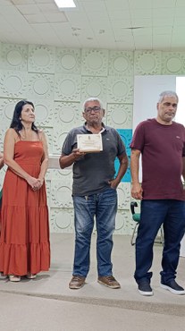 Confraternização 2025 O servidor Ozório de Souza Neto recebeu homenagem da gestão (Foto: Raphaella Cordeiro/Ascom).